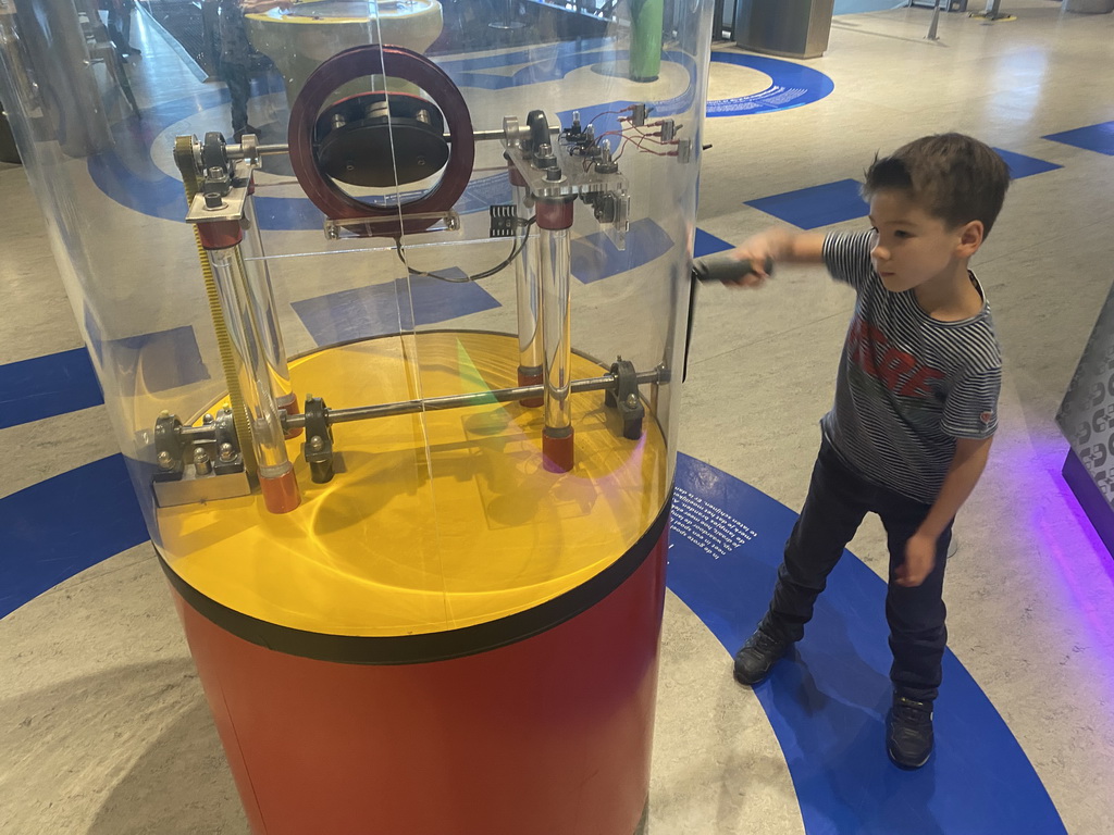 Max with a electricity generator at the Fenomena exhibition at the First Floor of the NEMO Science Museum