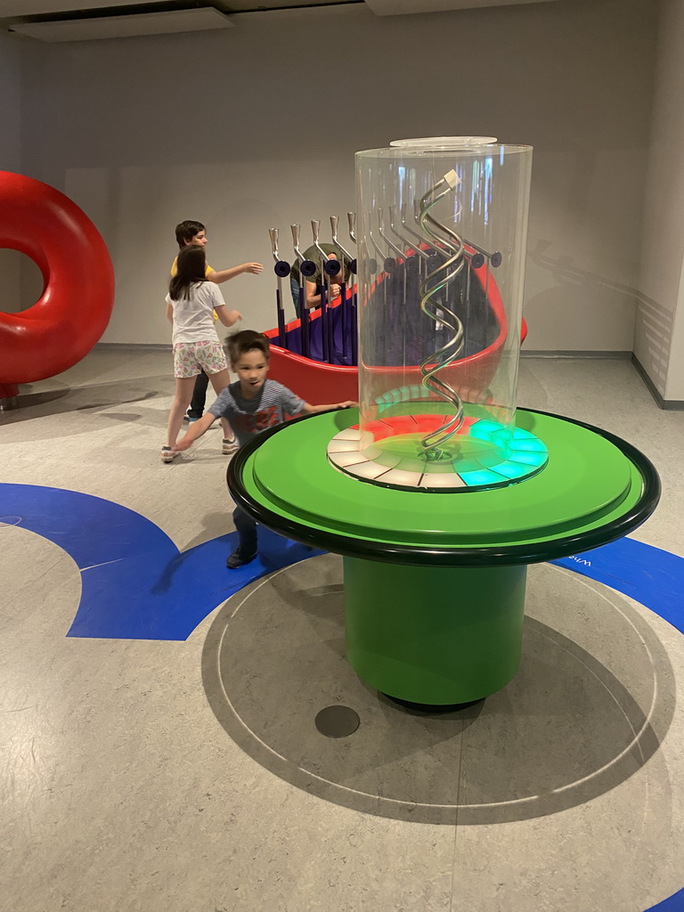 Max with a electricity game at the Fenomena exhibition at the First Floor of the NEMO Science Museum