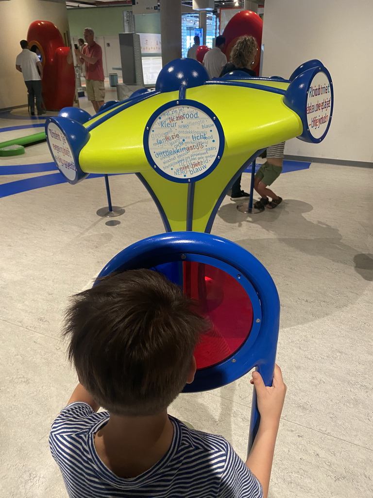 Max with a red and blue light game at the Fenomena exhibition at the First Floor of the NEMO Science Museum