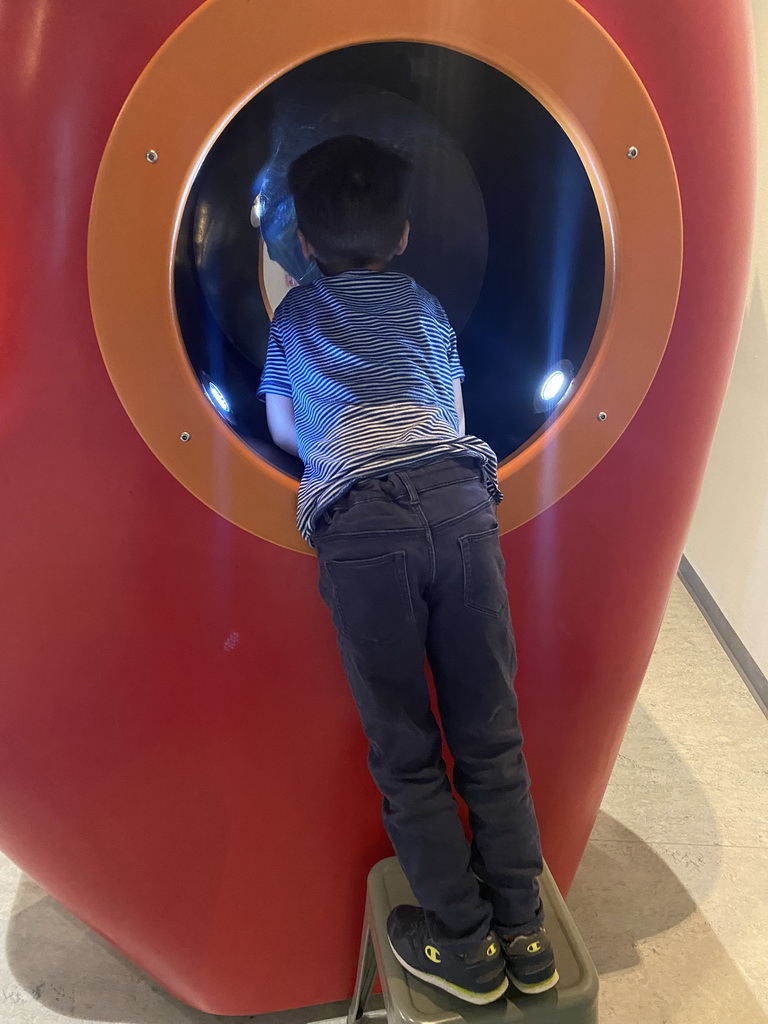 Max with a mirror at the Fenomena exhibition at the First Floor of the NEMO Science Museum