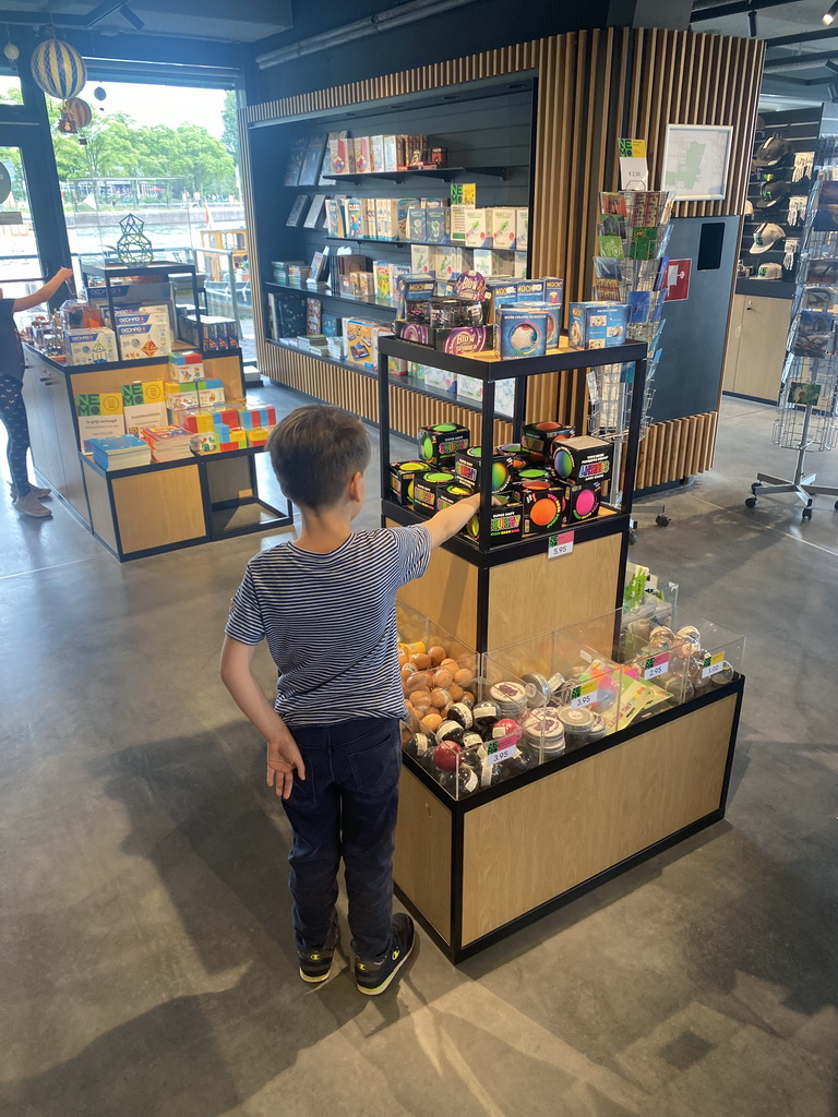 Max at the Souvenir shop at the Ground Floor of the NEMO Science Museum