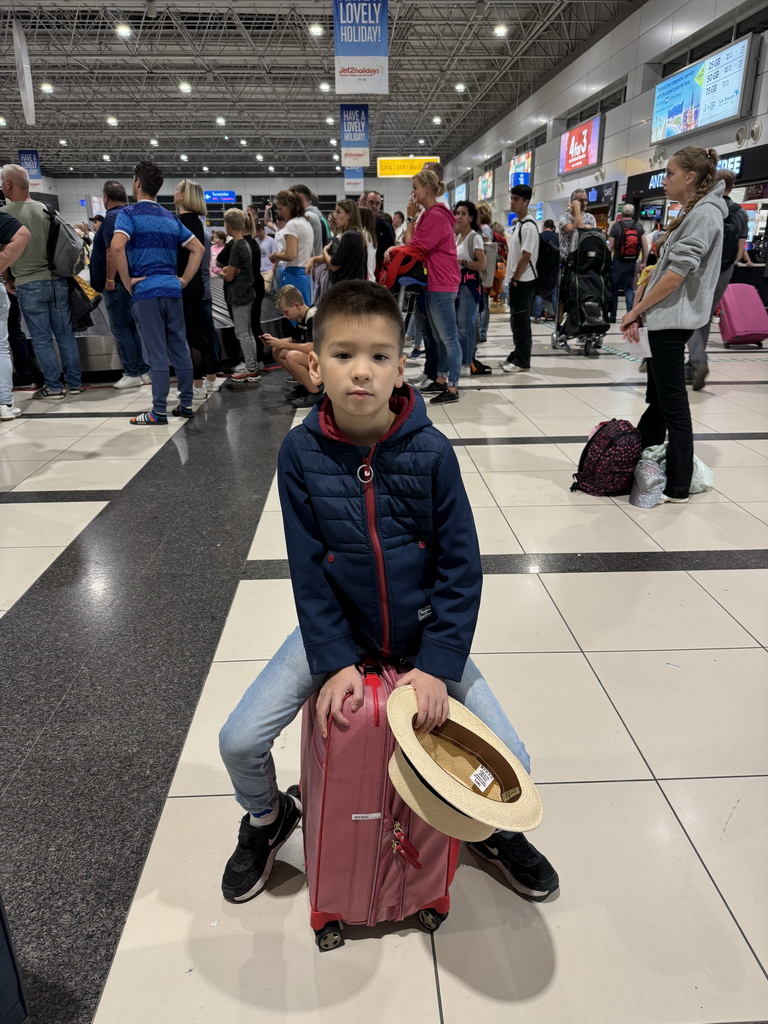 Max in front of the baggage belts at Antalya Airport