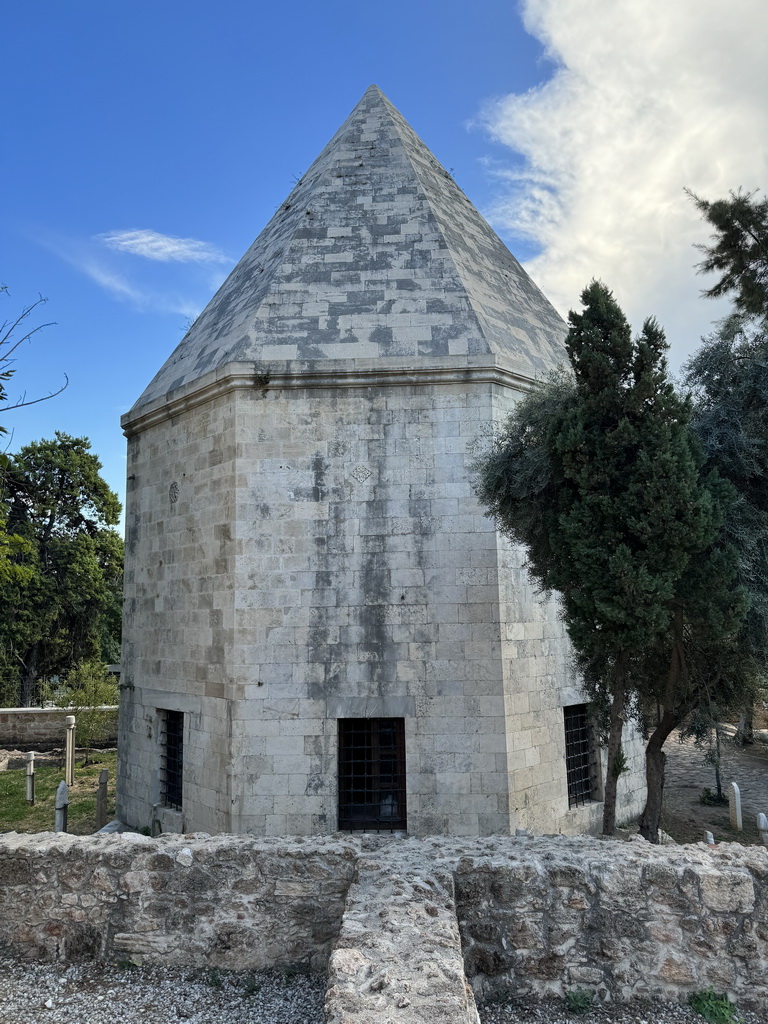 The Zincirkiran Mehmet Bey Türbesi tomb at the Cumhuriyet Caddesi street