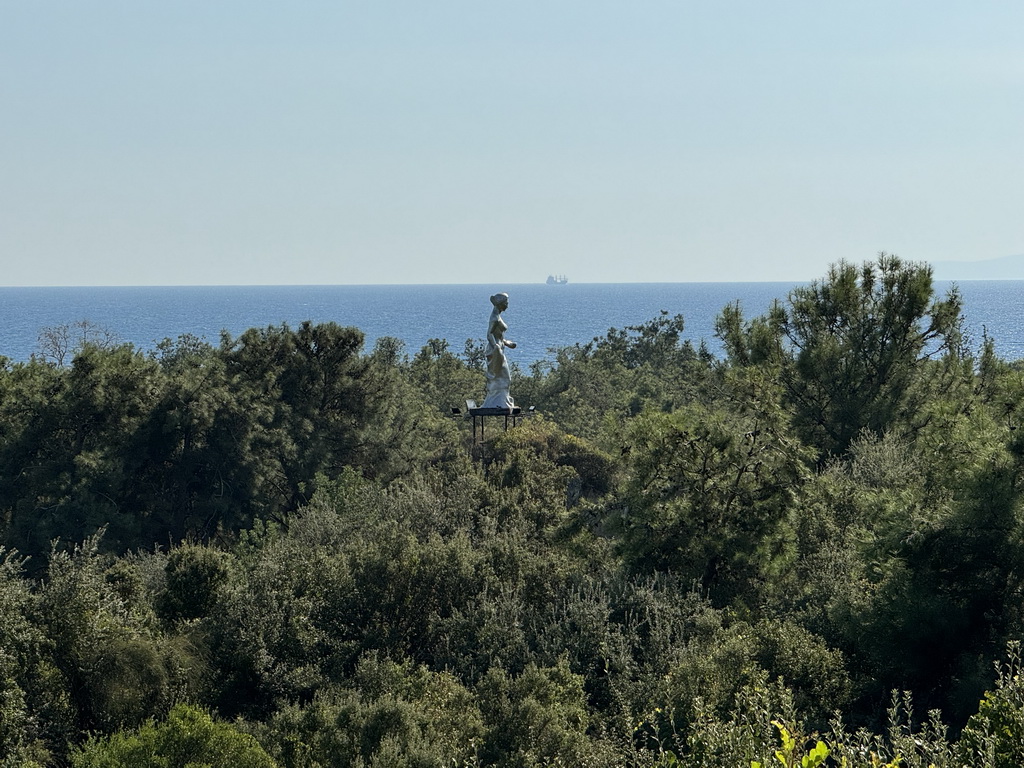 Statue at the Atatürk Kültür Park, with a view on the Gulf of Antalya