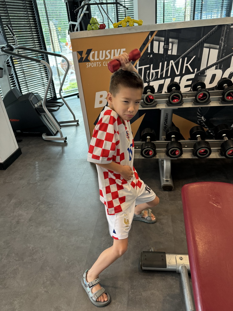 Max doing sports at the Gym at the lower floor of the Rixos Downtown Antalya hotel