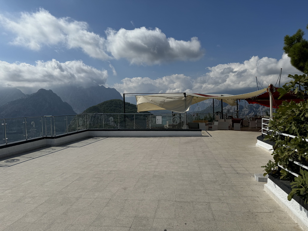 Terrace at the Tünektepe Teleferik Tesisleri upper station at the Tünek Tepe hill