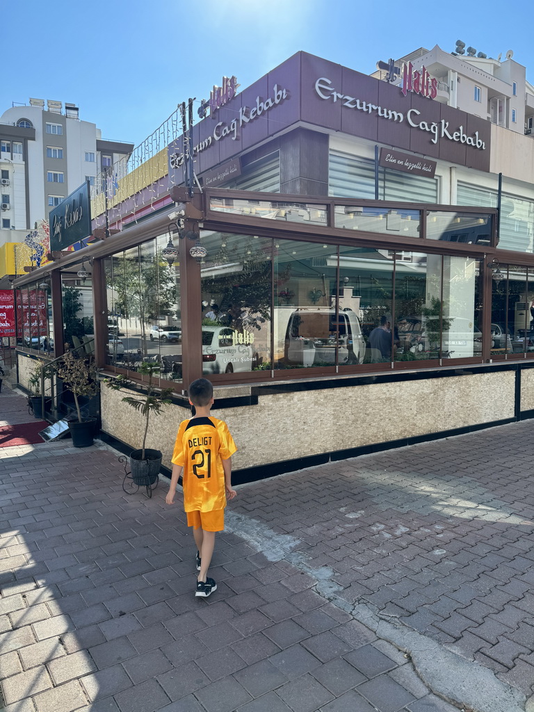 Max in front of the Halis Erzurum Cag Kebap Restaurant at the Çamlik Caddesi street