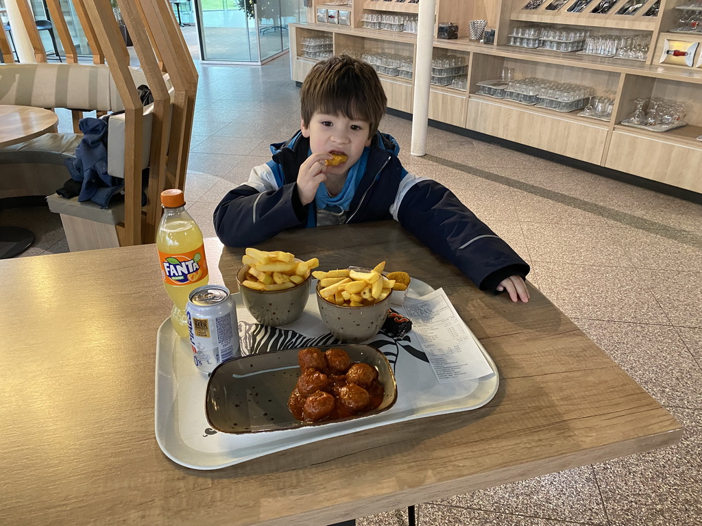 Max having lunch at the Savanne restaurant at the Antwerp Zoo