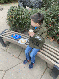 Max having chips, a waffle and a hot chocolate in front of the Primate Building at the Antwerp Zoo