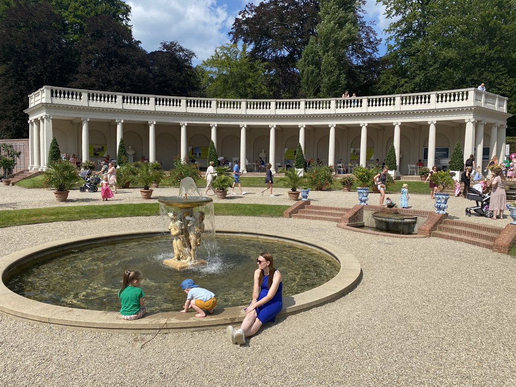 Fountain in front of the west side of the Colonnades at the north side of the Palace Garden of Het Loo Palace