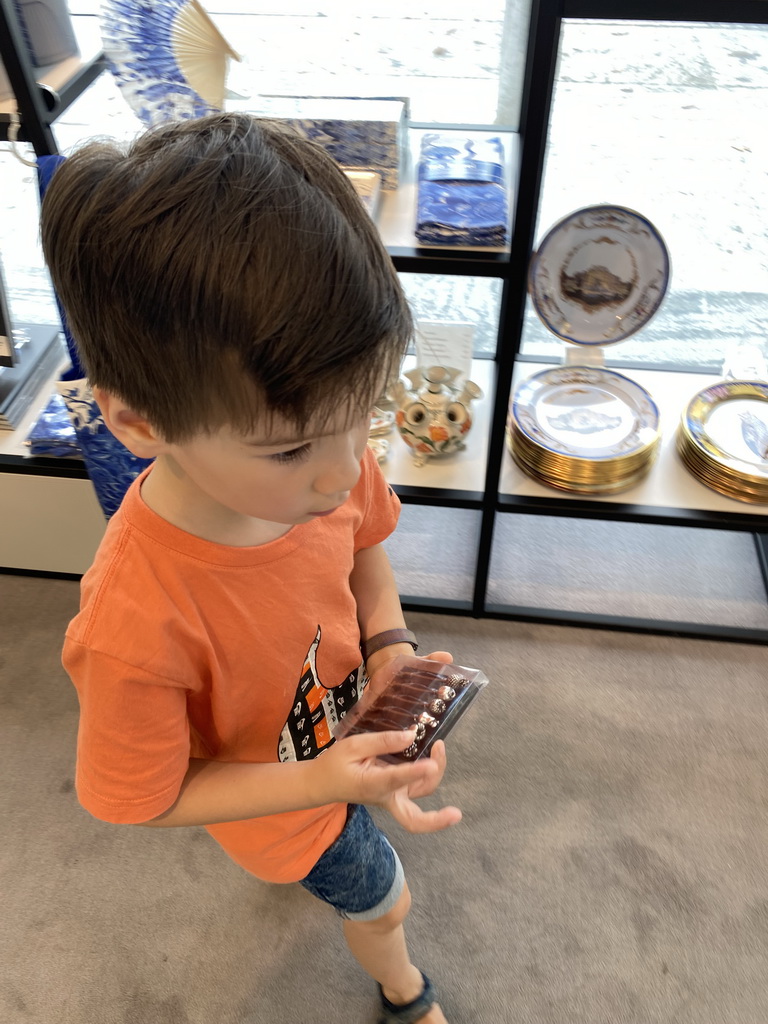 Max at the souvenir shop of Het Loo Palace