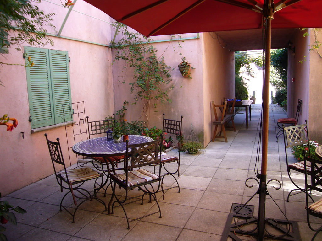 Tables at the courtyard of the Vert Hôtel