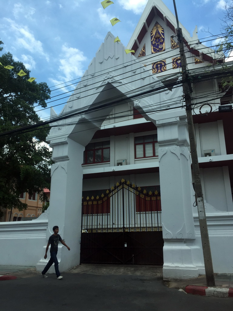 Gate at the northeast side of the Wat Bowonniwet Vihara Rajavaravihara temple complex at Phra Sumen Road, viewed from the taxi