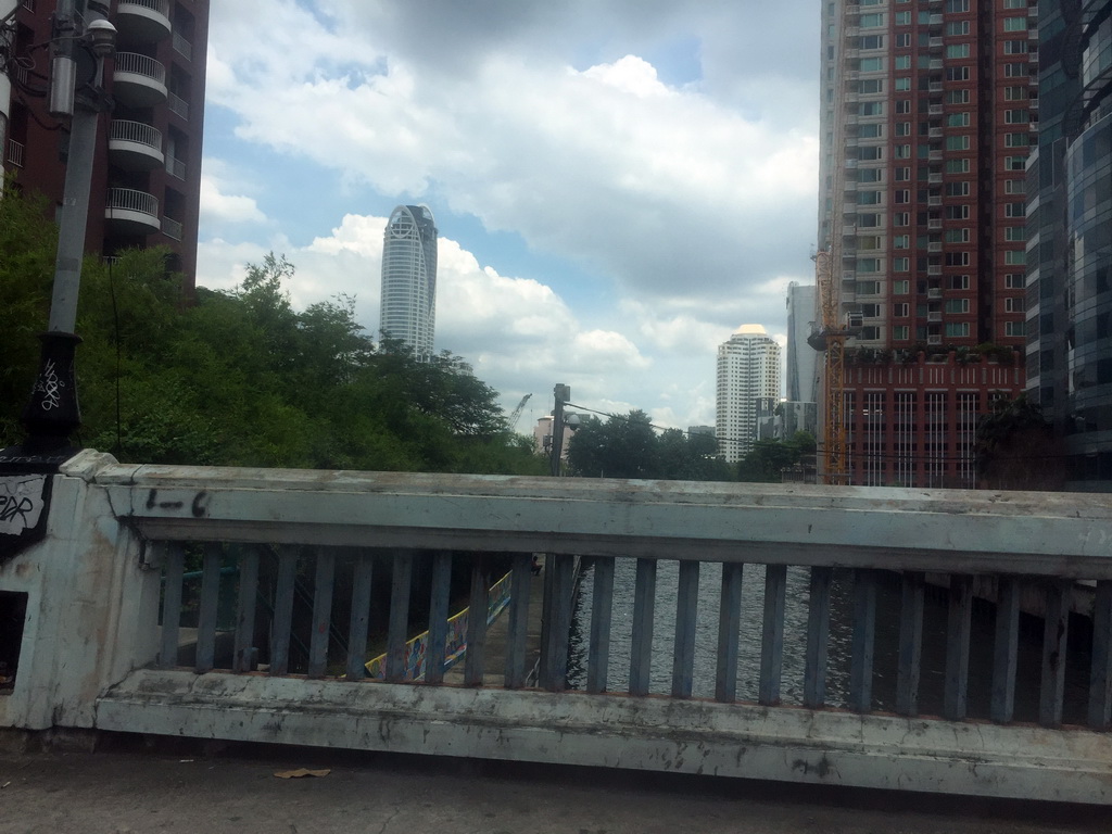 The Khlong Saen Saeb canal and the the Centara Grand & Bangkok Convention Centre, viewed from the taxi on Chit Lom Alley