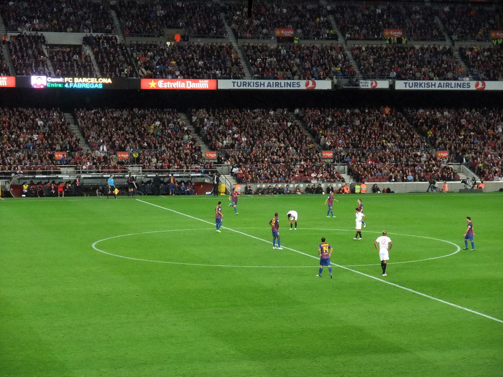 Cesc Fàbregas entering the field for Thiago Alcântara during the football match FC Barcelona - Sevilla FC in the Camp Nou stadium