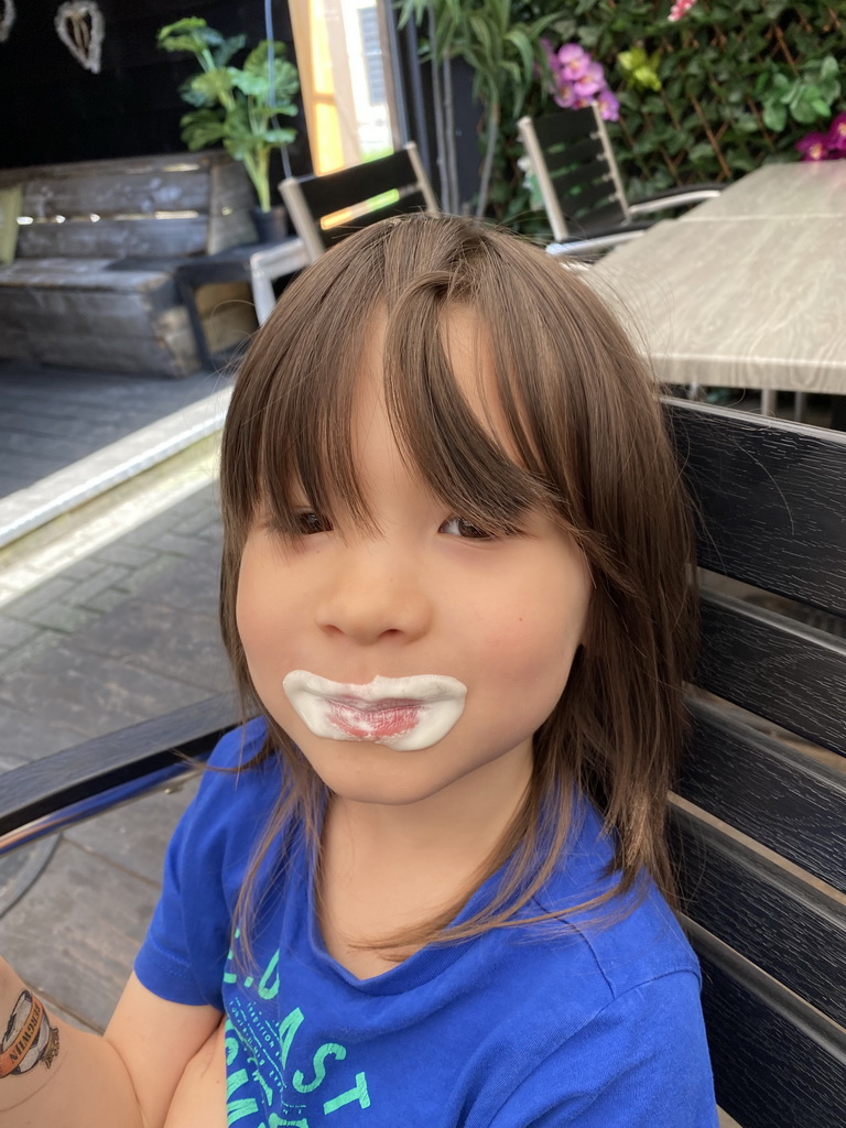 Max at the terrace of the Frituur de Boshut restaurant