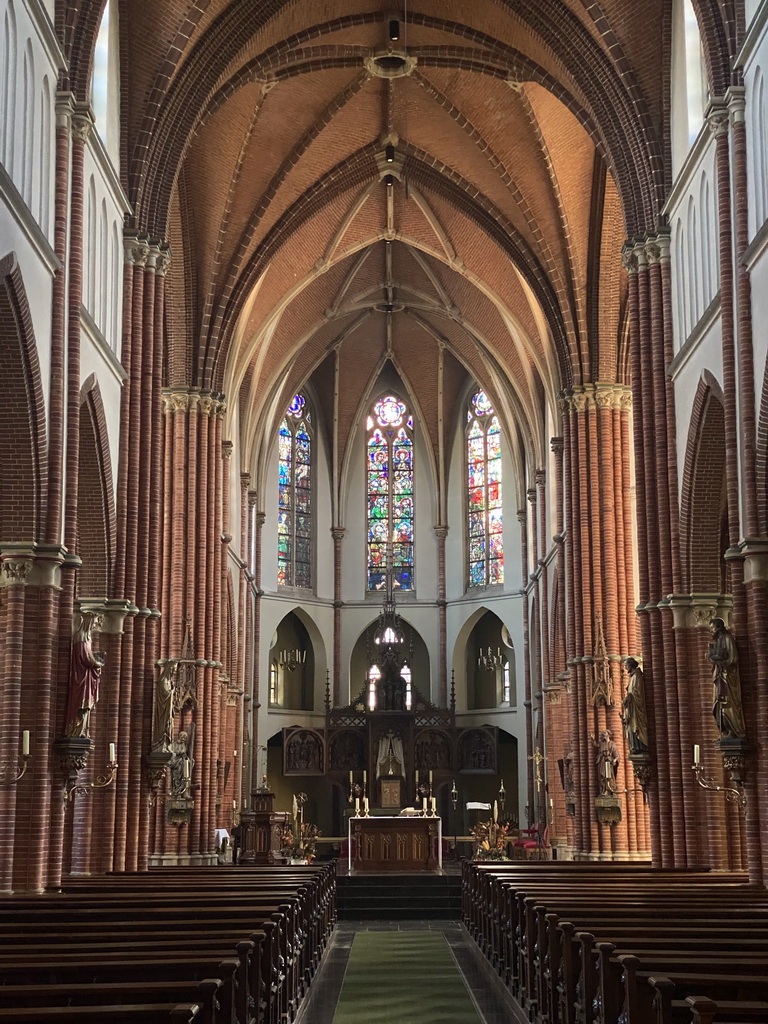 Nave, apse and altar of the Sint-Odulphuskerk church