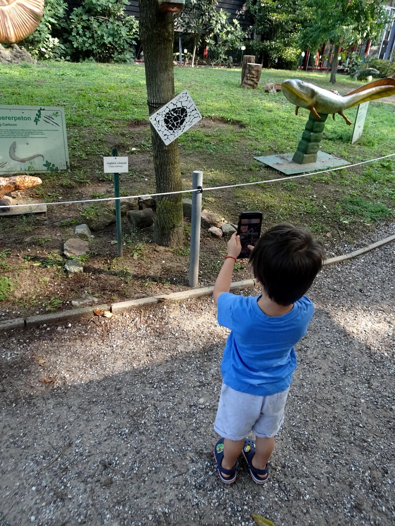 Max playing with the Dino Hunter Boxtel app in the Garden of the Oertijdmuseum