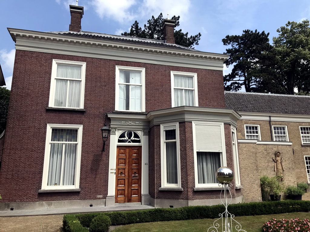 The northeast side of the Begijnhof garden with the Heksenbol statue