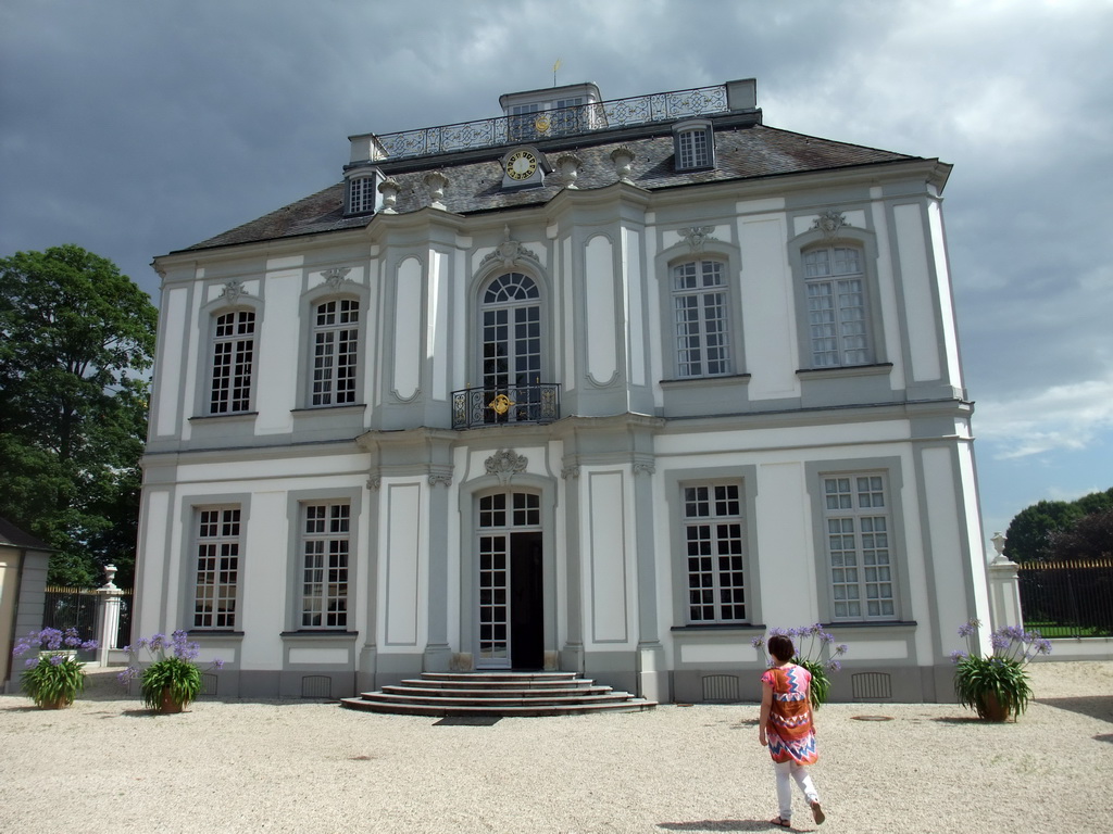 Miaomiao in front of the Falkenlust Hunting Lodge