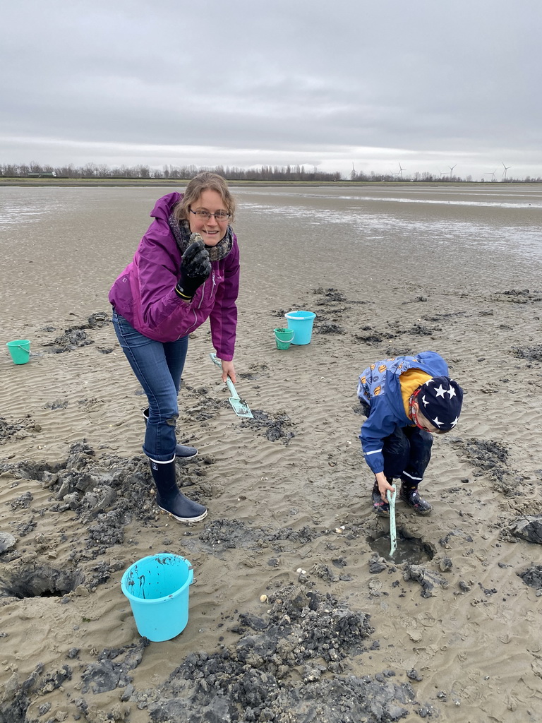 Our friends looking for seashells at the south side of the Grevelingendam