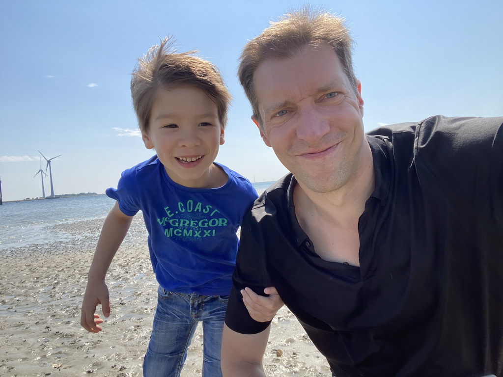 Tim and Max at the beach at the south side of the Grevelingendam