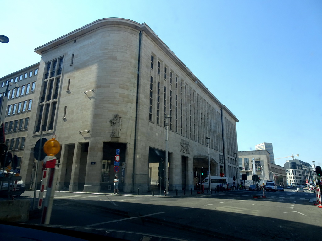 The Maison de la Dynastie building at the crossing of the Cantersteen and Stuiverstraat streets, viewed from the car