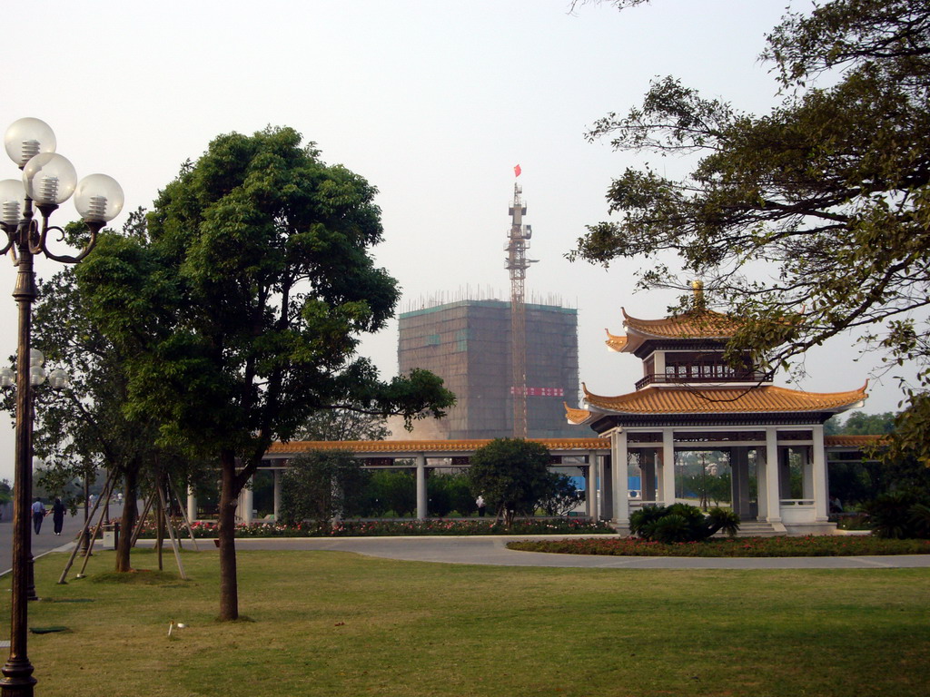 Pavilion and statue under construction at Juzi Island