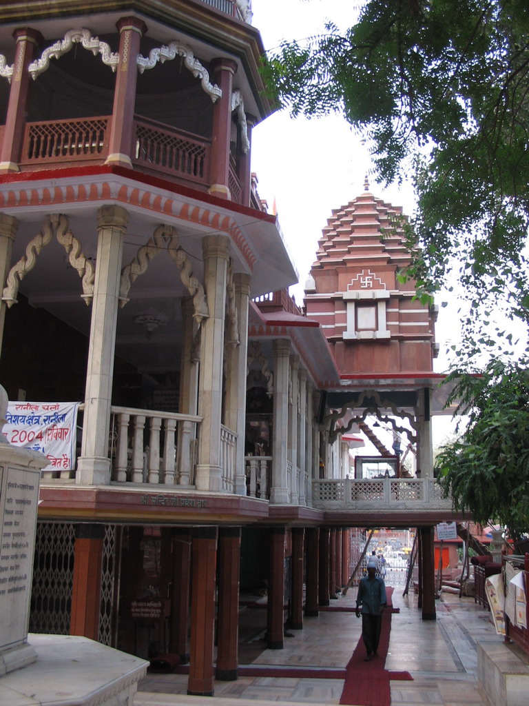 The Shri Gori Shankar Mandir temple at the Chandni Chowk road