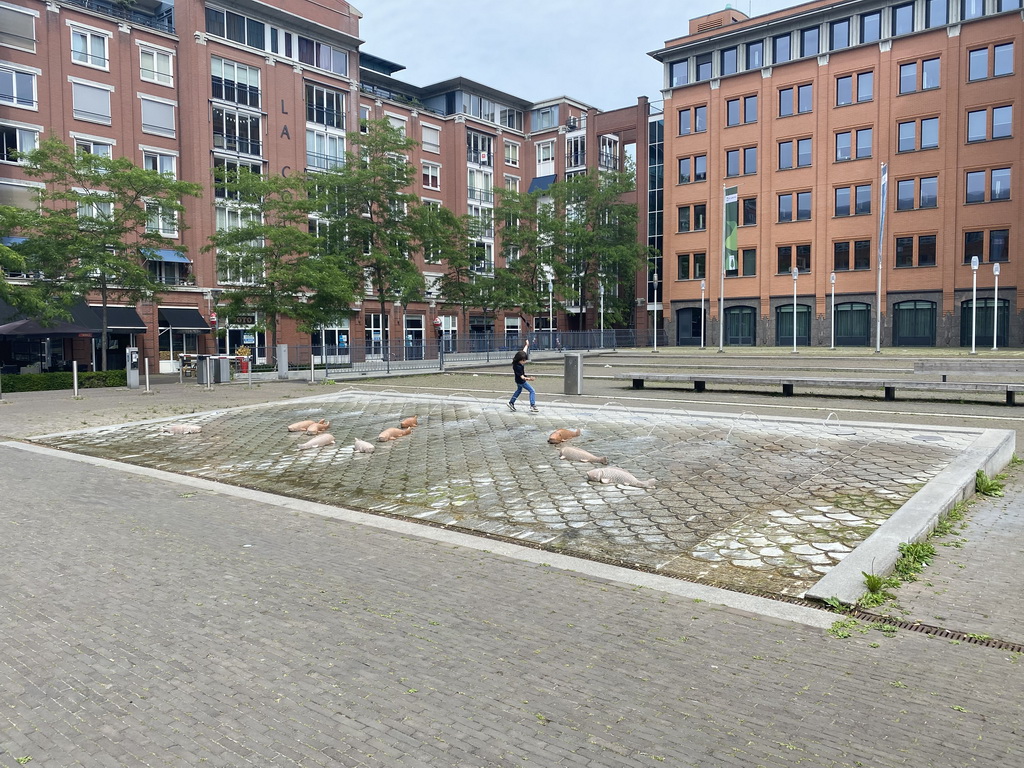 Max at the fountain at the Leonardo da Vinciplein square