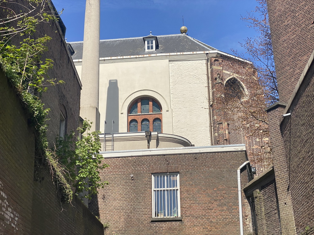 Building at the Spinhuiswal street, viewed from the tour boat on the Binnendieze river