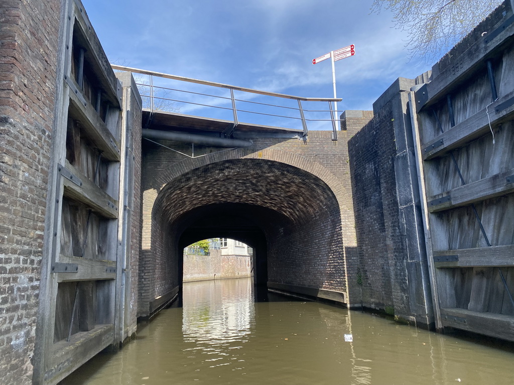 The Singelgracht canal and the sluice at the Zuidwal wall, viewed from the tour boat