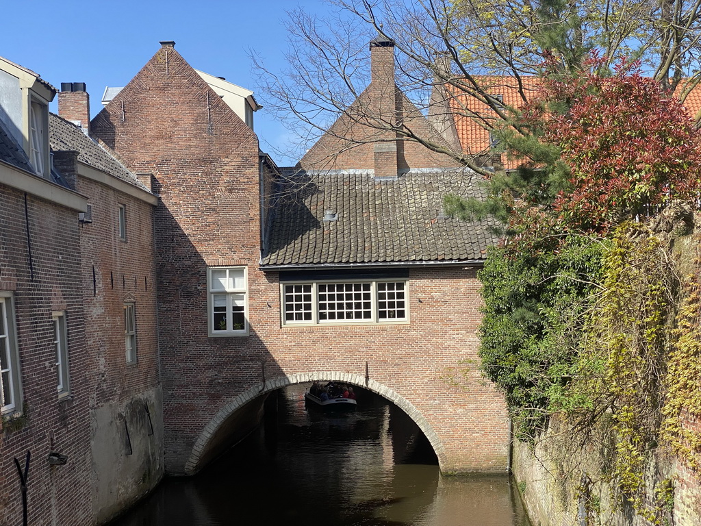 Buildings over the Binnendiezer river, viewed from the Uilenburgstraatje street, during the Stegenwandeling walking tour