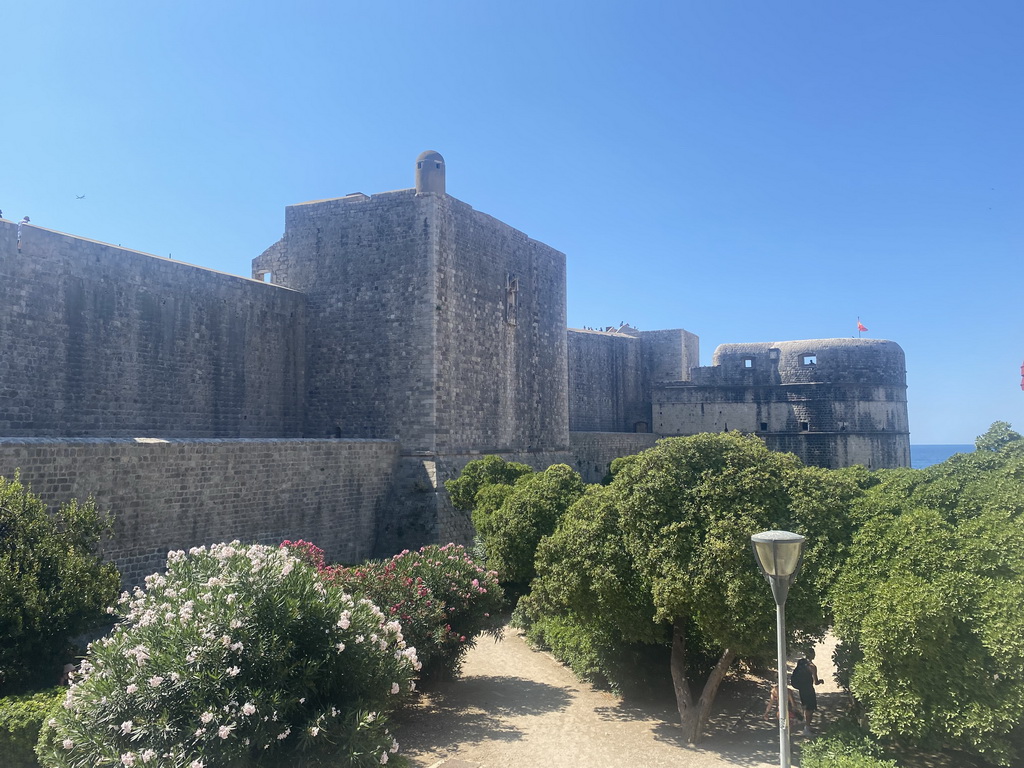 The southwestern city walls with the Tvrdava Bokar fortress, viewed from the Ulica Vrata od Pila street