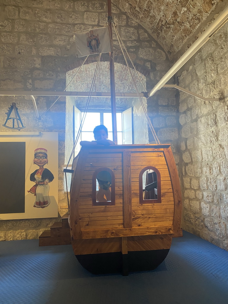 Max at a ship at the playground at the upper floor of the Maritime Museum