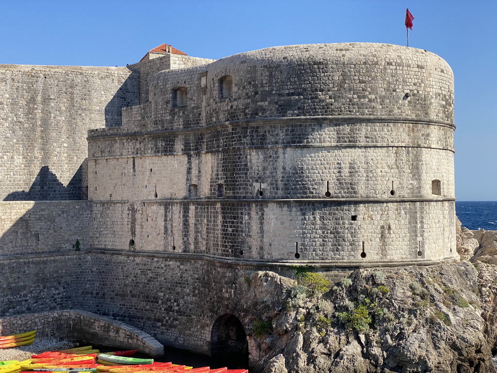 The Tvrdava Bokar fortress and kayaks at Bokar Beach, viewed from the viewing point at the Brsalje Ulica street