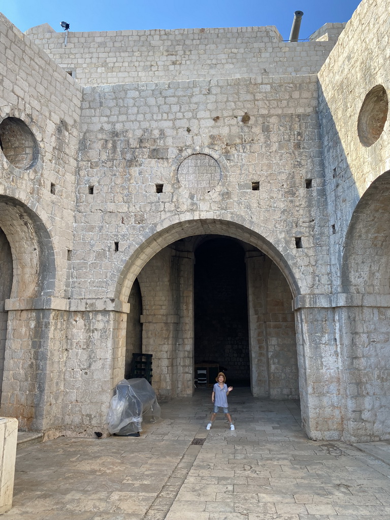 Max at the stage of the theatre at the ground floor of Fort Lovrijenac