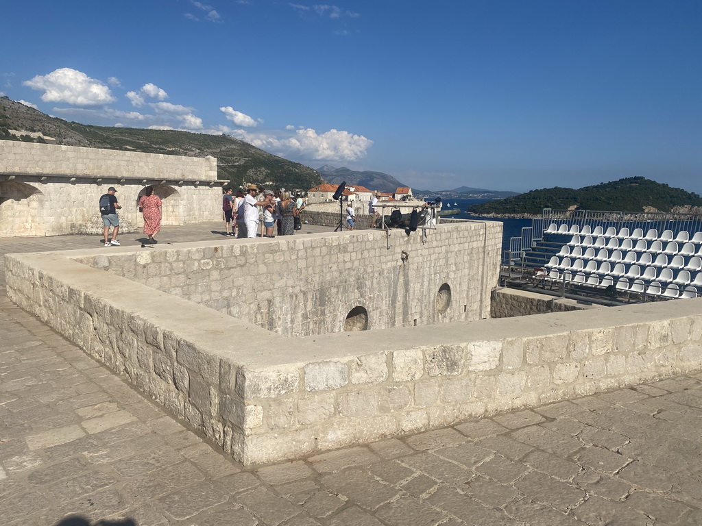 The second floor of Fort Lovrijenac, with a view on the grandstand on the first floor, the Old Town and the Lokrum island