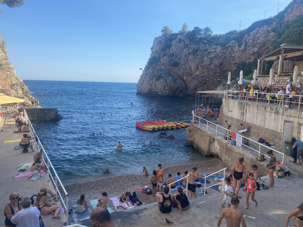 Kayaks and the Ala Mizerija bar at ulic Beach