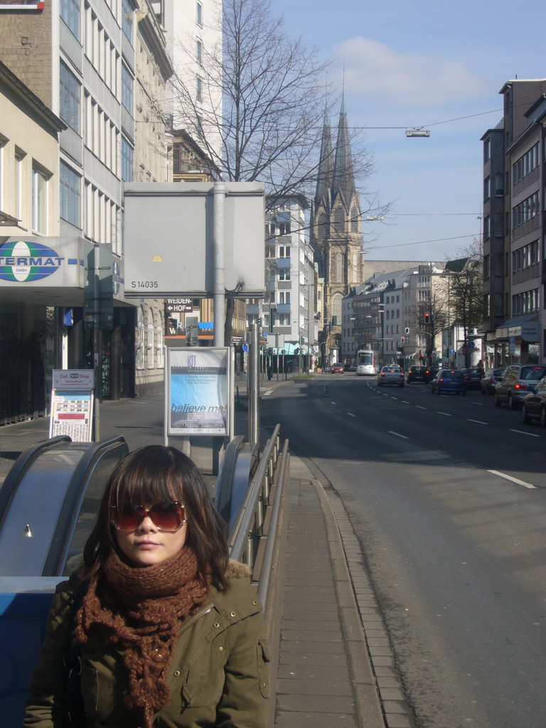 Miaomiao in the Oststraße street, with the Marienkirche church