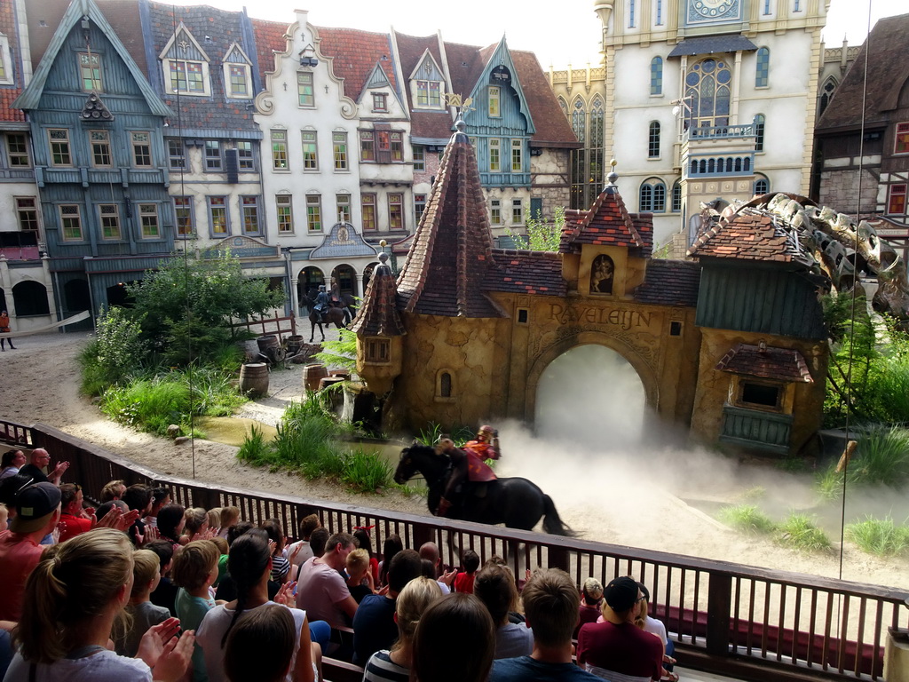 Actors and horses on the stage of the Raveleijn theatre at the Marerijk kingdom, during the Raveleijn Parkshow