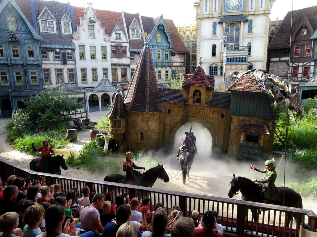 Actors and horses on the stage of the Raveleijn theatre at the Marerijk kingdom, during the Raveleijn Parkshow