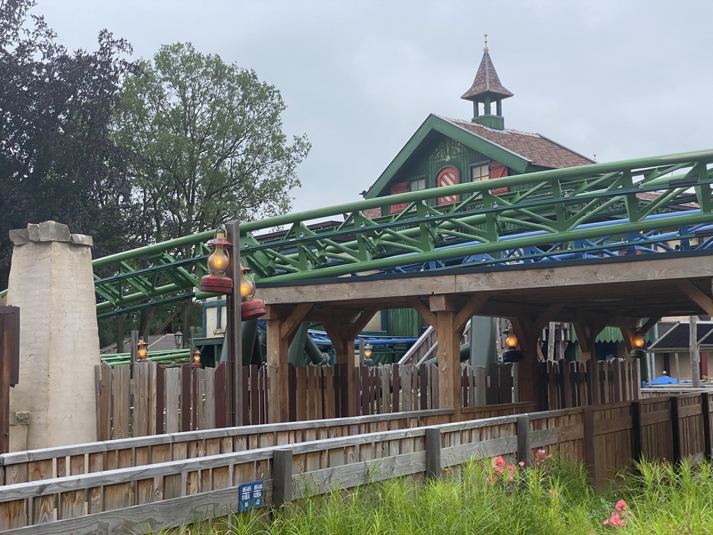 Front of the Max & Moritz attraction at the Anderrijk kingdom, viewed from the waiting line