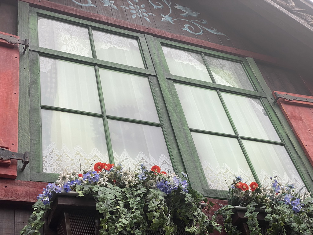 Silhouettes behind the window of the main building at the Max & Moritz attraction at the Anderrijk kingdom, viewed from the waiting line