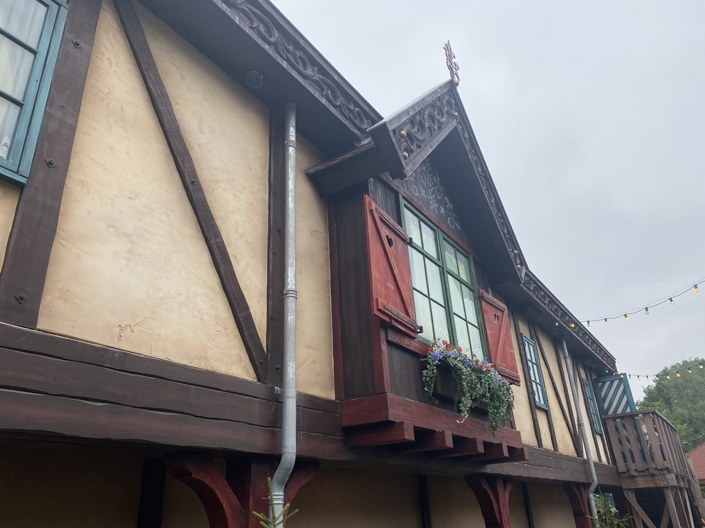 Main building at the Max & Moritz attraction at the Anderrijk kingdom, viewed from the waiting line