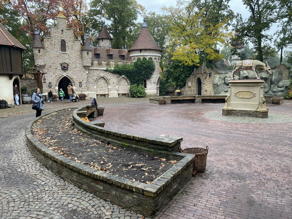 The Herautenplein square with the Snow White and Donkey Lift Your Tail attractions at the Fairytale Forest at the Marerijk kingdom