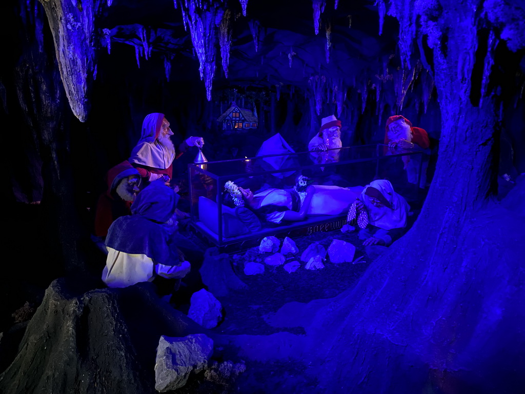 Snow White and the Seven Dwarfs at the Snow White attraction at the Fairytale Forest at the Marerijk kingdom