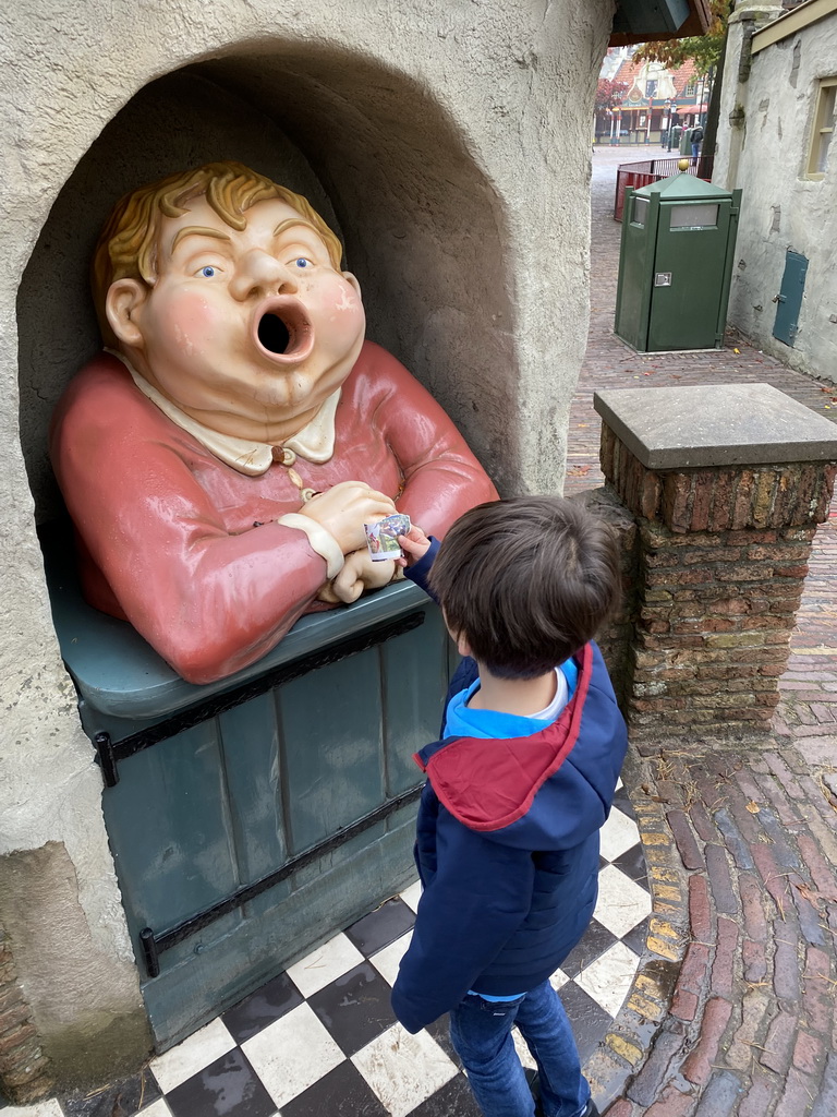 Max with the Holle Bolle Gijs trash can next to the Vermolen Carousel at the Anton Pieck Plein square at the Marerijk kingdom