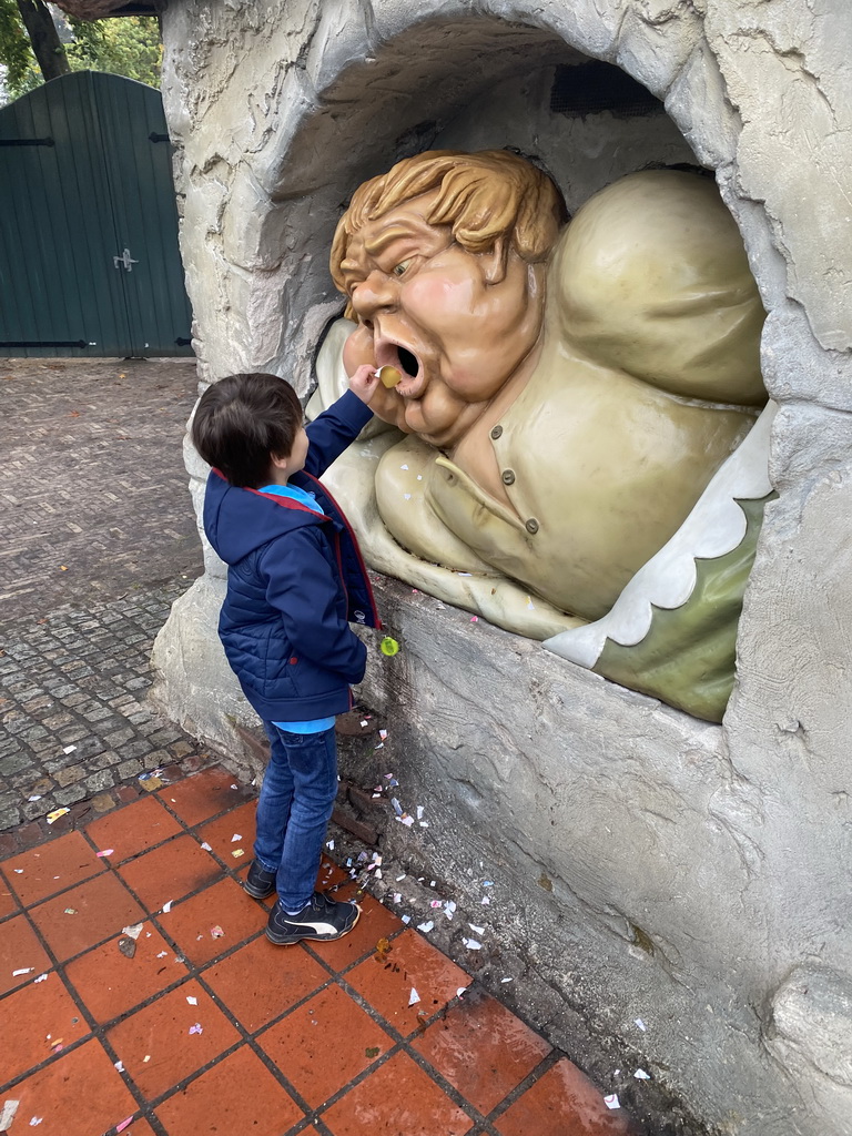 Max with the Holle Bolle Gijs trash can next to the `t Poffertje restaurant at the Anton Pieck Plein square at the Marerijk kingdom