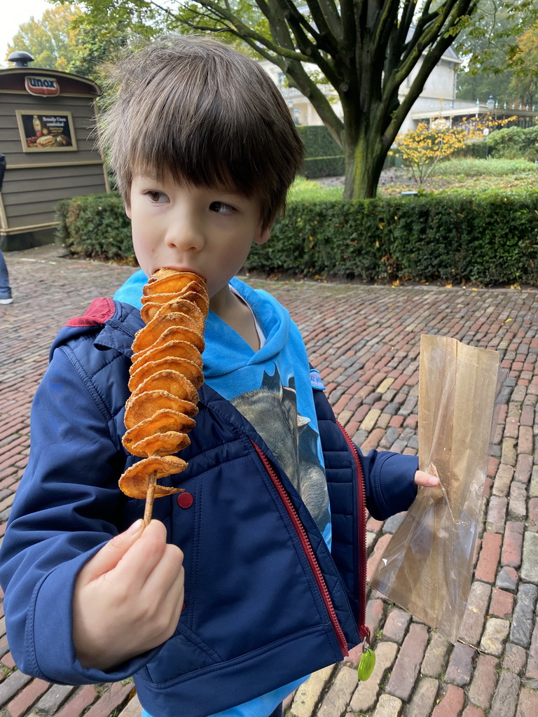 Max eating Eigenheymers at the Ton van de Ven square at the Marerijk kingdom